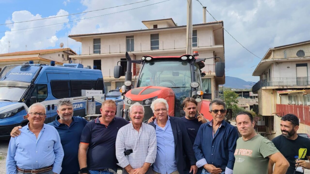 Protesta caro carburante, agricoltori e consumatori bloccano la statale